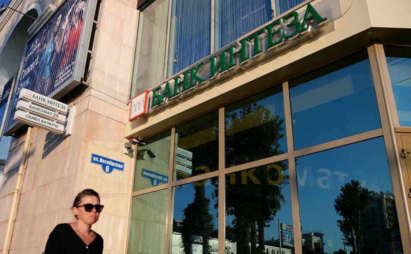 Райффайзенбанк получил резкий приток наличных на фоне ослабления рубля