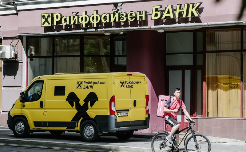 Райффайзенбанк получил резкий приток наличных на фоне ослабления рубля