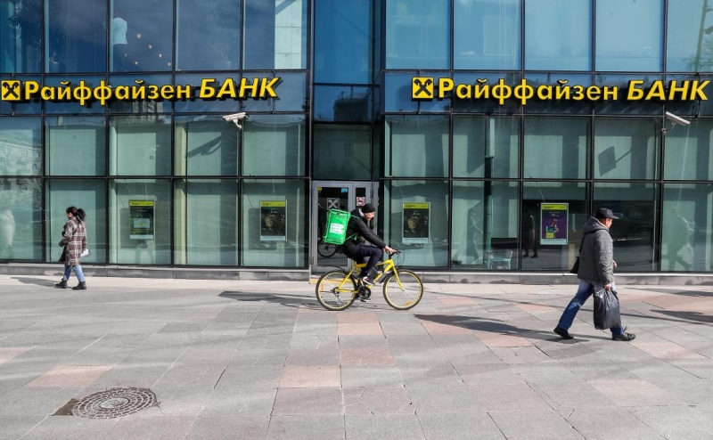 Райффайзенбанк ужесточил условия валютных переводов для физлиц