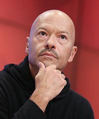 Разводы со стрельбой и песнями: как знаменитости расходились в Год