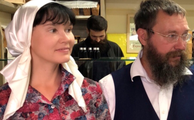 Разводы со стрельбой и песнями: как знаменитости расходились в Год