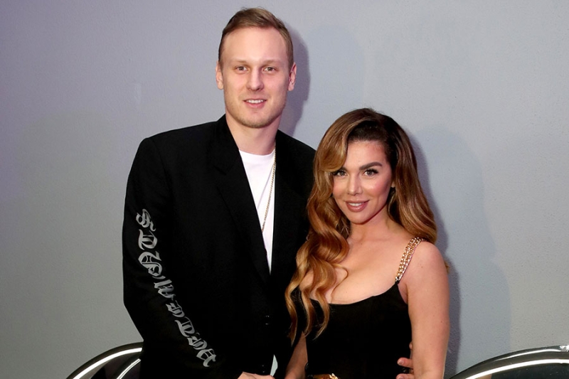 Разводы со стрельбой и песнями: как знаменитости расходились в Год