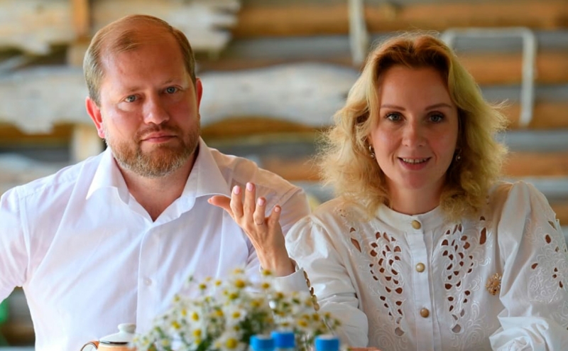 Разводы со стрельбой и песнями: как знаменитости расходились в Год