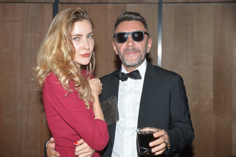 Разводы со стрельбой и песнями: как знаменитости расходились в Год