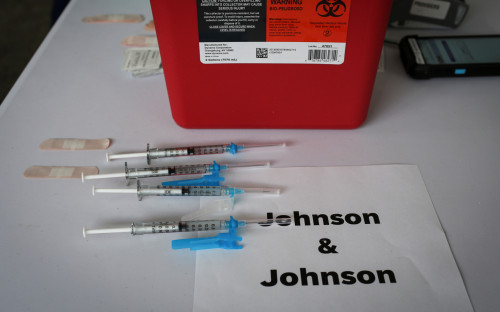 Регулятор США не выявил связи между тромбами и вакциной Johnson & John