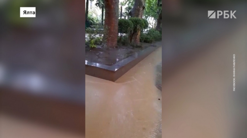 Река Водопадная из-за ливней вышла из берегов и затопила Ялту. Видео
