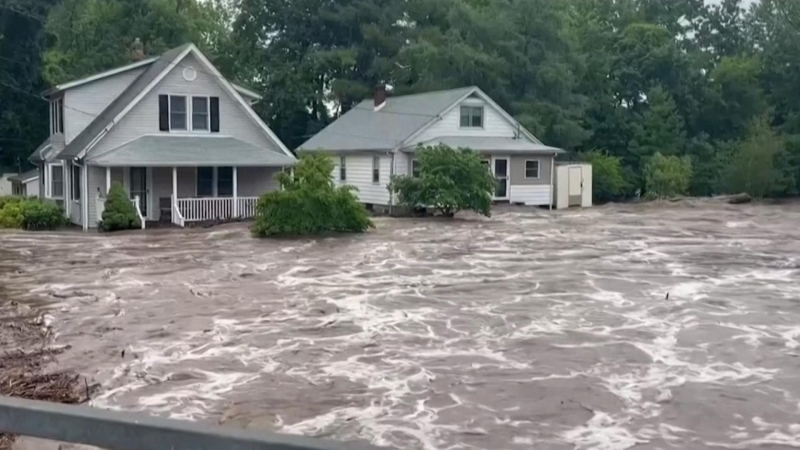 Реки вместо дорог: кадры с затопленного востока США