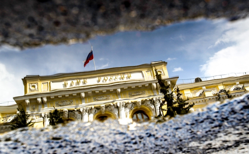 Рекордная валютная дыра в банках оказалась статистической уловкой