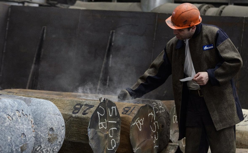 Reuters узнал о просьбе Макрона по санкциям на российский титан