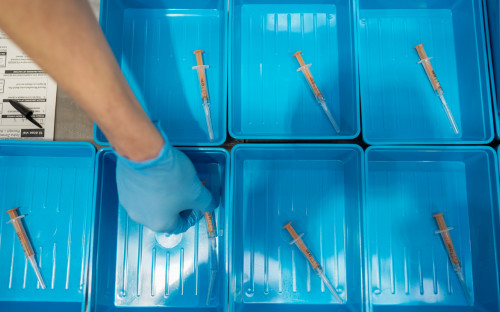 Риск тромбозов признали редким побочным эффектом вакцины AstraZeneca