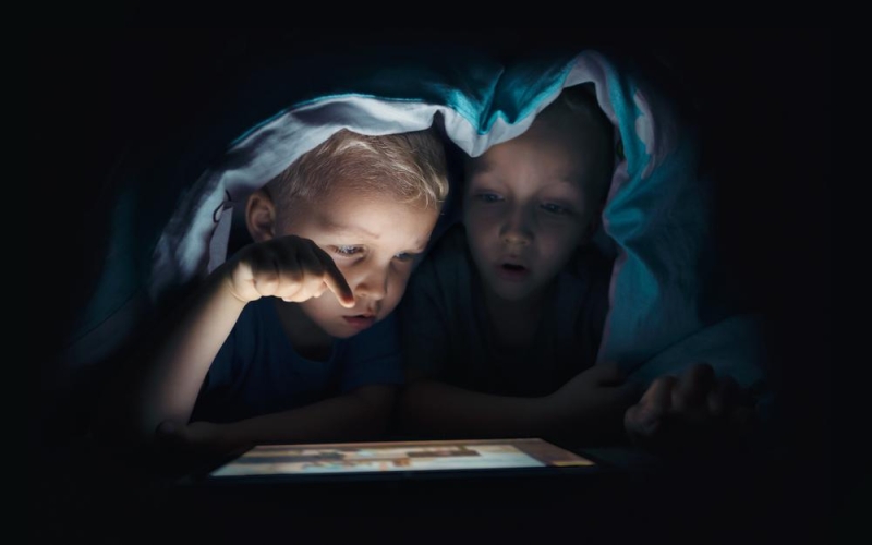 Родители рассказали о желании сократить время пребывания детей в Сети