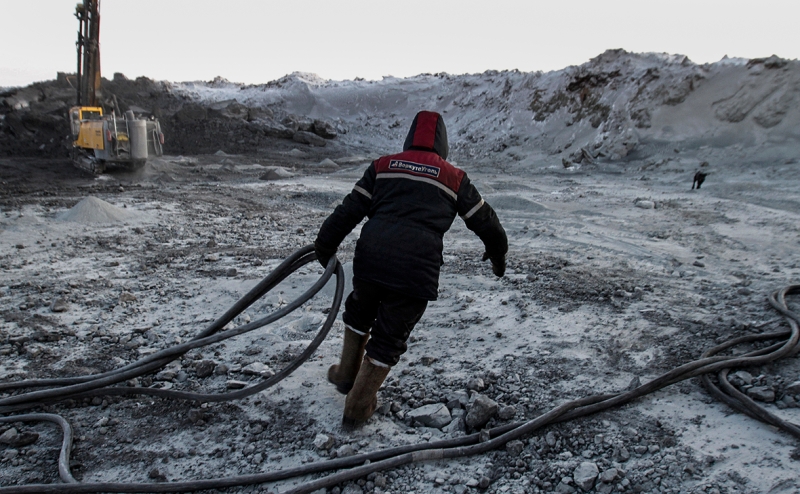 Роман Троценко продал контрольный пакет корпорации АЕОН