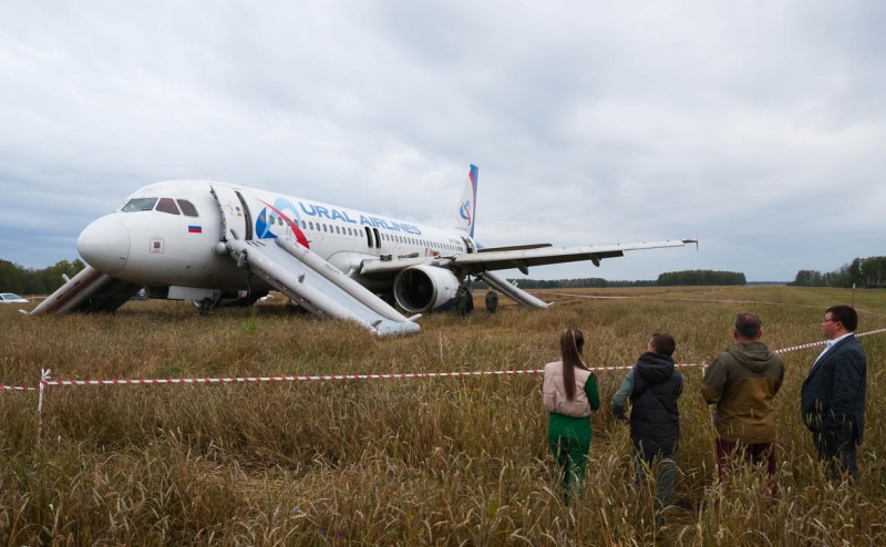 Росавиация выяснила, что привело к посадке A320 в поле под