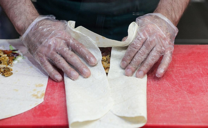 Роспотребнадзор назвал причину отравления 62 человек в Братске шаурмой