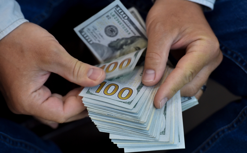 Россияне купили на бирже рекордный за три года объем валюты