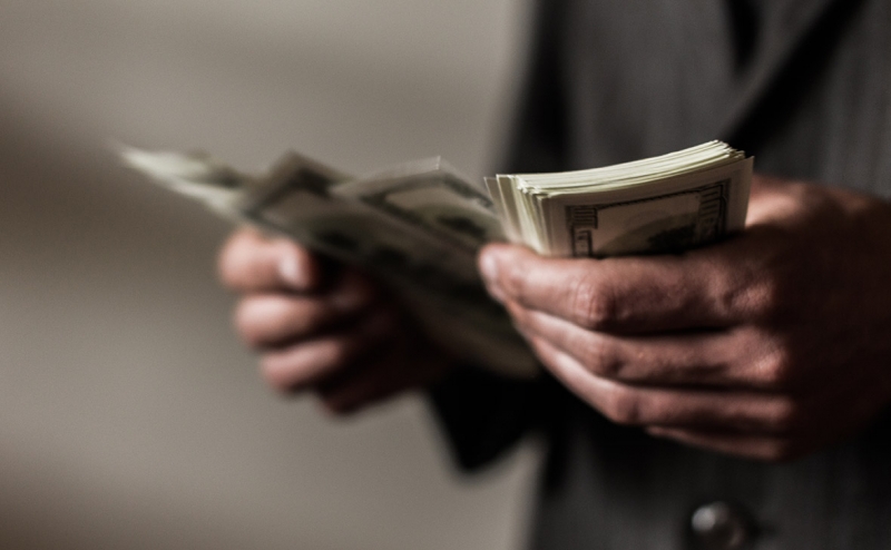 Россияне купили на бирже рекордный за три года объем валюты