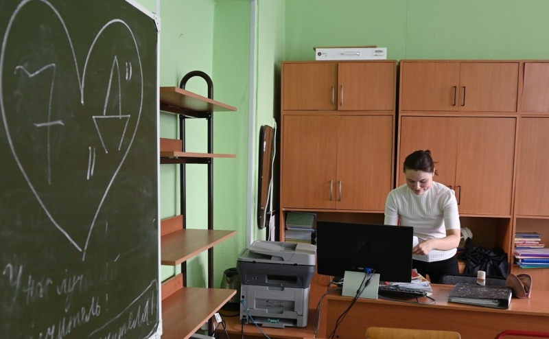 Россияне назвали размер достойной зарплаты учителя