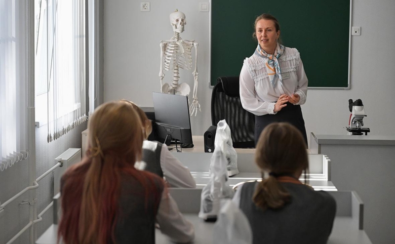 Россияне назвали размер достойной зарплаты учителя