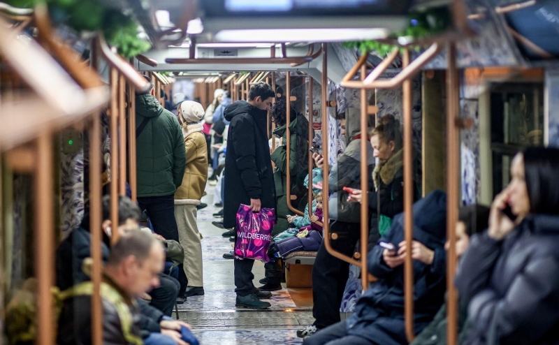 Россияне рассказали, как коротают время по дороге на работу