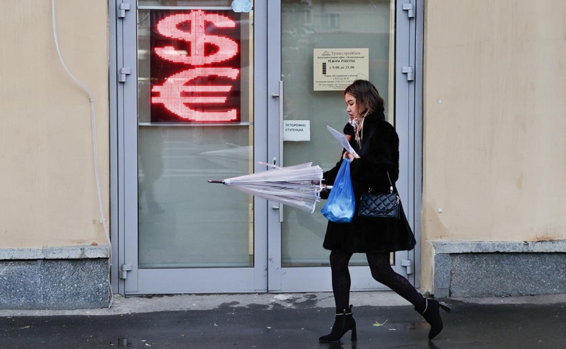 Россияне снова начали покупать валюту после двух месяцев продаж