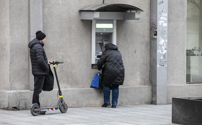 Россияне сократили отток средств в иностранные банки до минимума за