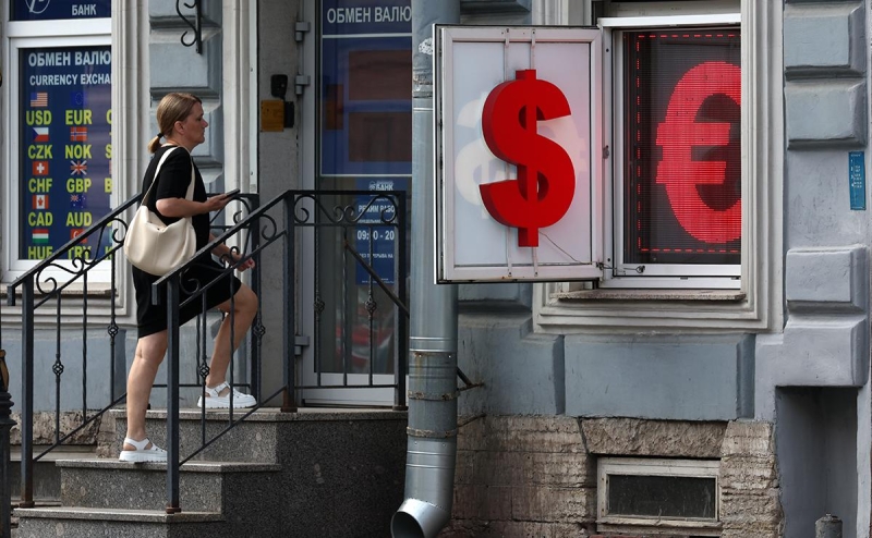 Россияне сократили отток средств в иностранные банки до минимума за