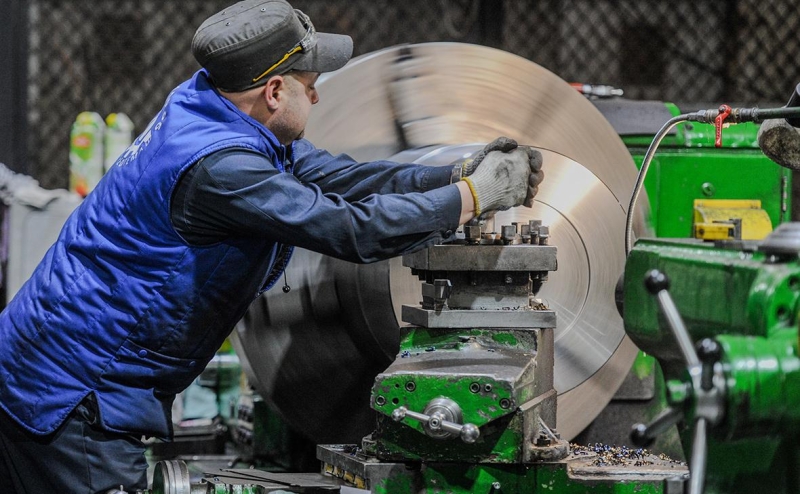 Россияне стали реже отмечать первую зарплату с друзьями