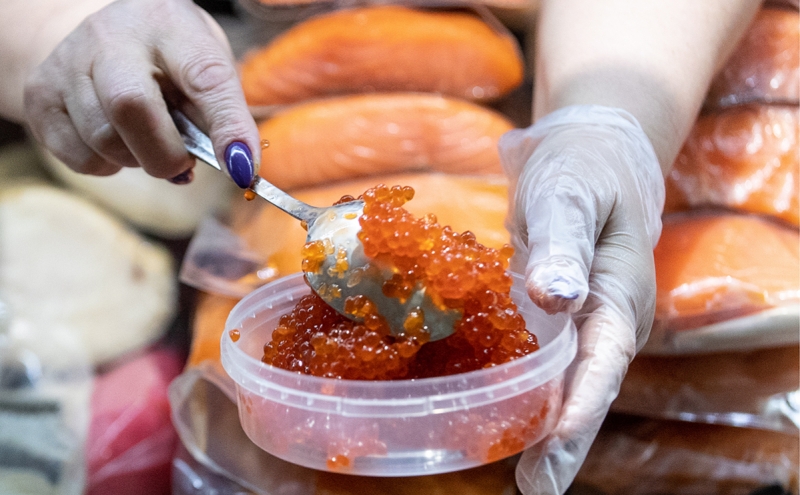 Россияне стали реже покупать красную икру