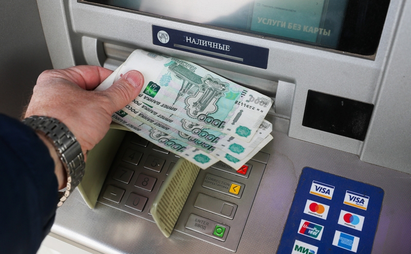 Россияне стали снимать наличные еще реже, чем в прошлогодний локдаун