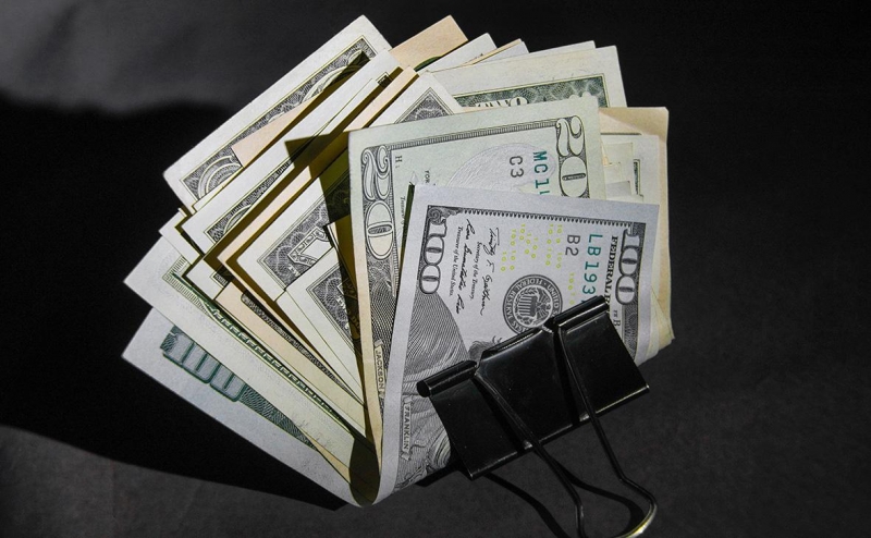 Россияне в июне вывели за рубеж максимальный с 2018 года объем валюты