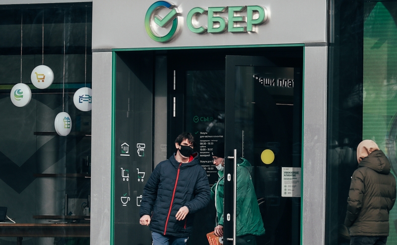 Россияне вывели с валютных вкладов в «Сбере» рекордную за 1,5 года сумму
