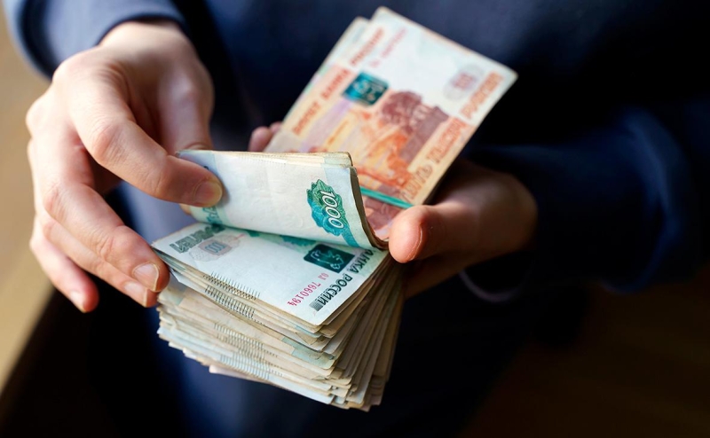 Россияне за 2023 год перевели в наличные почти ₽2 трлн