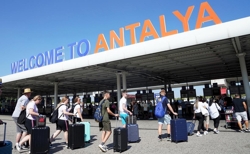 Россияне застряли в Анталье из-за задержки рейса на более чем 12 часов