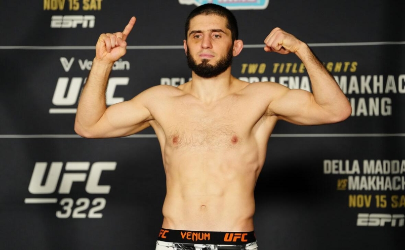 Россиянин впервые завоевал два чемпионских титула в UFC