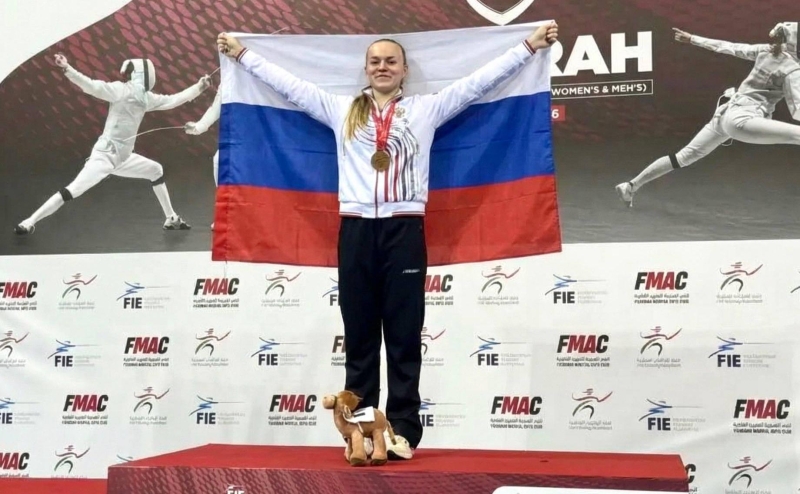Российская рапиристка выиграла первое золото после возвращения флага