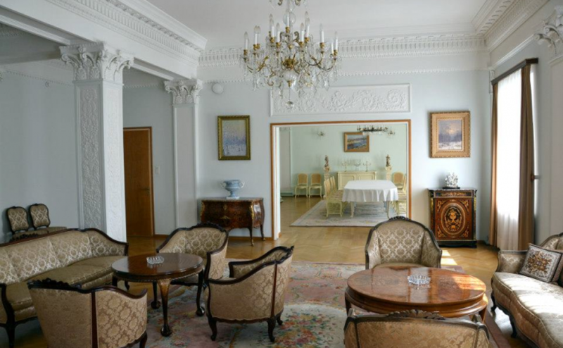 Российские дипломаты возмутились призывом портить их машины в