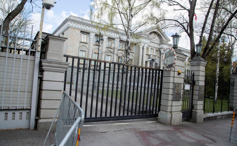 Российские дипломаты возмутились призывом портить их машины в