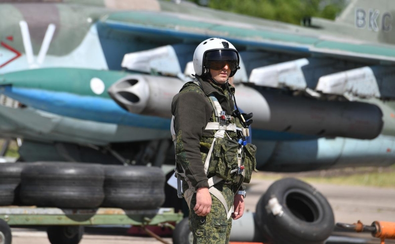 Российские военные нанесли удар по сухогрузу, везшему оружие на