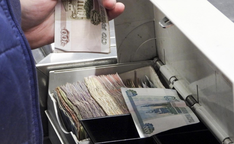 Росстат оценил падение реальных зарплат россиян в июне