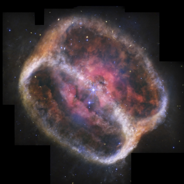 Рождение звезд и Кошачья Лапа. Reuters показал лучшие фото космоса &mdash;