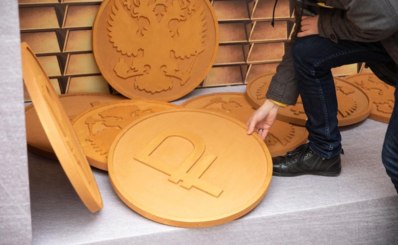 Рубль показал рекордное ослабление за девять лет. Почему это произошло