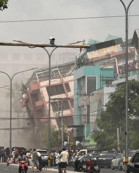 Рухнувшие высотки и разрушенные храмы: последствия землетрясения в