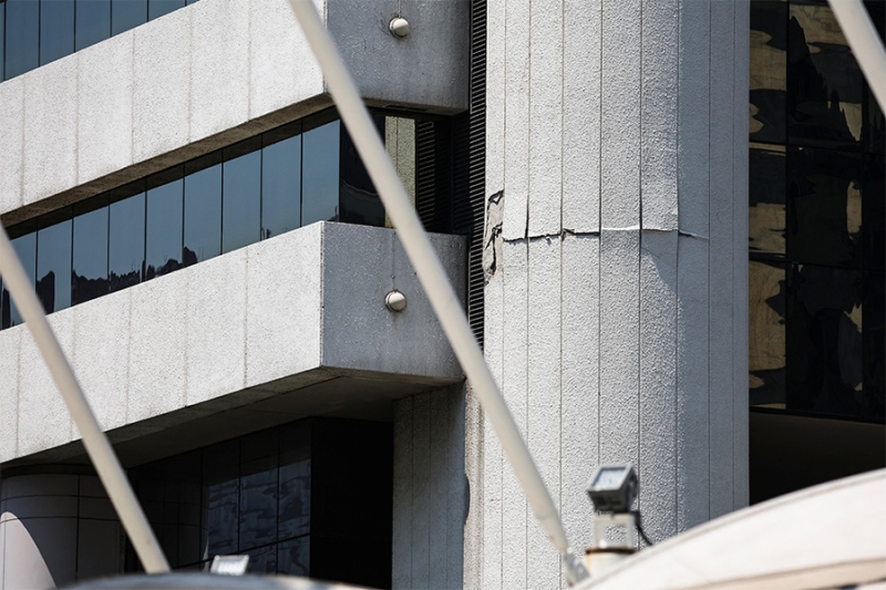 Рухнувшие высотки и разрушенные храмы: последствия землетрясения в