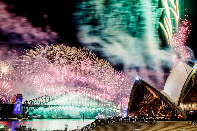 Салют у Бурдж-Халифа и Парфенона: как встретили Новый год в мире