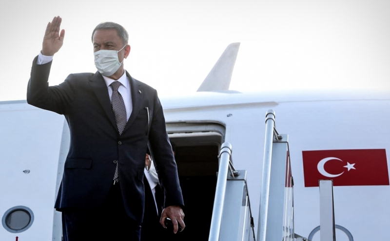 Самолет министра обороны Турции срочно посадили