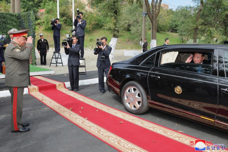Самолеты, ракеты, афалины и моржи. Что показали Ким Чен Ыну в России