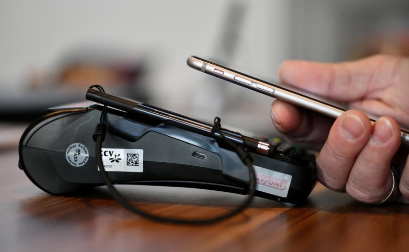 «Сбер» перезапустил оплату айфоном по аналогии с Apple Pay