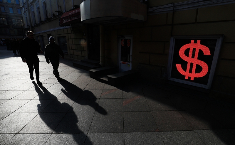 &laquo;Сбер&raquo; спрогнозировал снижение доллара до ₽68 на фоне инвестиций из ФНБ