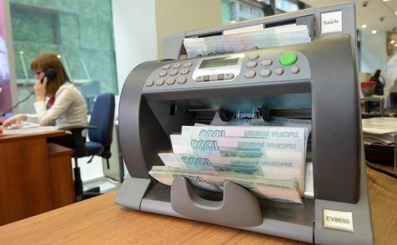 «Сбер» увидел рост доходов россиян в 2022 году при их официальном