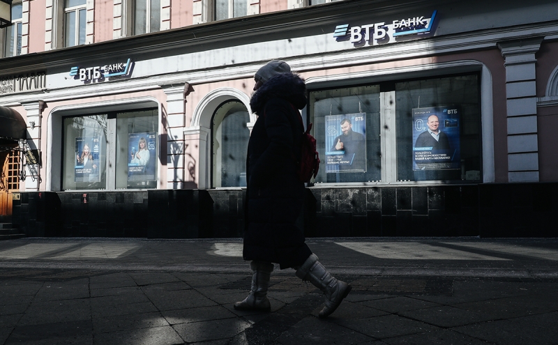 Сбербанк и ВТБ снизили ставки по рублевым вкладам после решения ЦБ